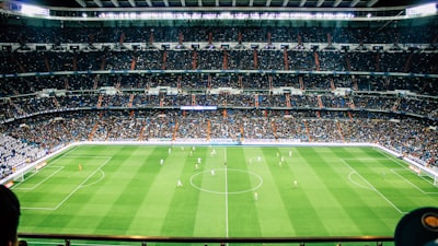 足球比赛中一记精彩的世界波进球瞬间