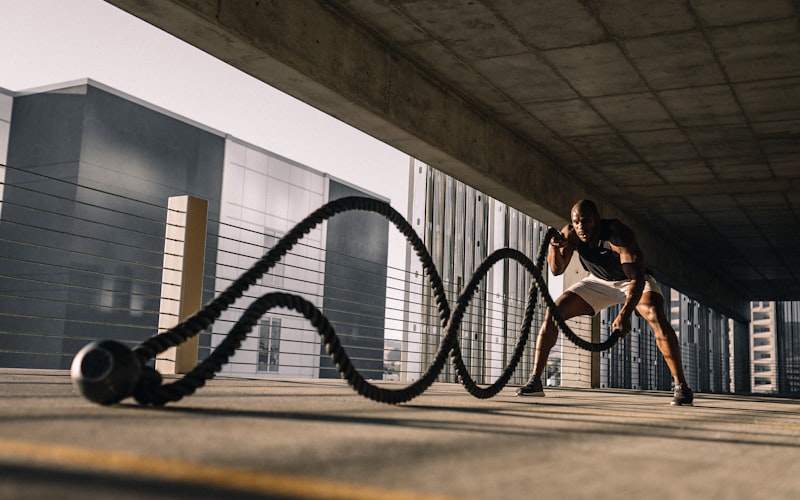 足球运动员在训练场上进行战术分析会议